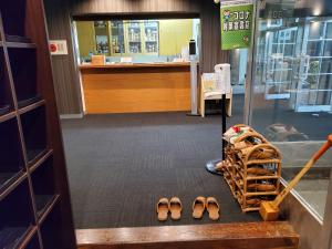 蔵王温泉にあるロッヂ まつぽっくりの出掛けカウンター付きの店内靴 +1枚の写真