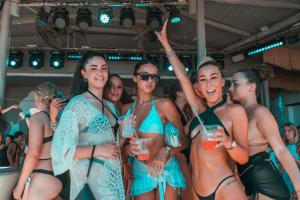 Un groupe de femmes en bikinis à une fête dans l'établissement Paradise Beach Resort, à Paradise Beach