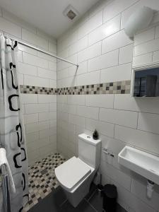 uma casa de banho branca com um WC e um lavatório em Sia Apartments Hotel em Essen