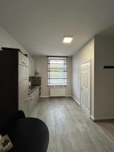 um quarto vazio com uma cozinha com uma janela em Sia Apartments Hotel em Essen