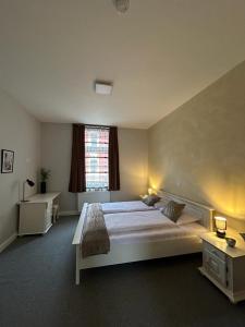 Essen的住宿－Sia Apartments Hotel，一间卧室设有一张大床和一个窗户。