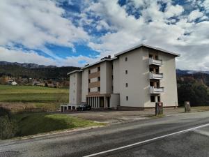 a building on the side of a road at Appartement cocooning in Villard-de-Lans
