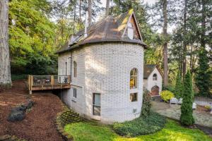 ein kleines Haus inmitten eines Gartens in der Unterkunft Le Chateau de Laurelwood in Eugene