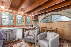 una cocina con 2 sillas y una mesa en Golf Course Guest house, en Eugene