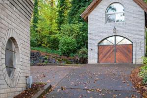 un garaje con una puerta grande con hojas en la entrada en Golf Course Guest house, en Eugene