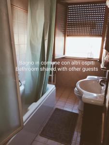uma casa de banho com uma banheira, um lavatório e um WC. em La Perla B & B em Ciampino