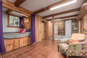 ein Schlafzimmer mit einem Bett und einem Sofa in einem Zimmer in der Unterkunft Le Chateau de Laurelwood in Eugene