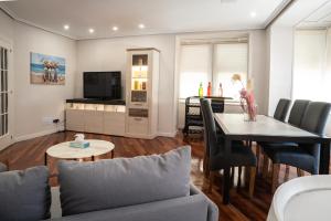 a living room with a table and a dining room at Apartamento Pinbal in Haro