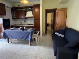 een woonkamer met een blauwe tafel en een bank bij La Baia Di Tindari by Holiday World in Oliveri