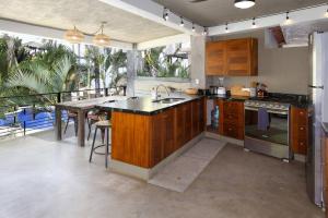 Η κουζίνα ή μικρή κουζίνα στο Tocayo Vista 3 bd 3BR Beachfront Townhome With Penthouse Master Suite