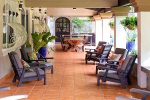 サユリタにあるBeautiful 4-Bedroom Hacienda, 5-Minutes from Beachのタイルフロアのパティオ(椅子、テーブル付)