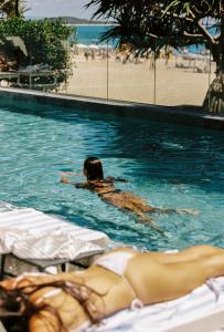dos mujeres en la piscina en una playa en 71 Hastings Street - Beachfront, en Noosa Heads