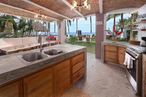una cocina con fregadero y encimera en Casas Palmar and Tocayo, en Sayulita
