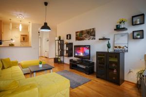 TV a/nebo společenská místnost v ubytování Yellow Lux apartment