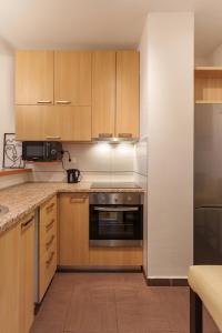 Kuchyň nebo kuchyňský kout v ubytování Yellow Lux apartment