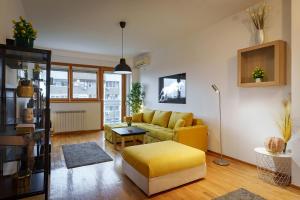 TV a/nebo společenská místnost v ubytování Yellow Lux apartment