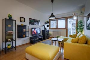 TV a/nebo společenská místnost v ubytování Yellow Lux apartment