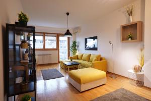 Posezení v ubytování Yellow Lux apartment