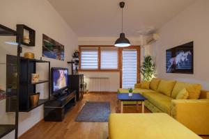 TV a/nebo společenská místnost v ubytování Yellow Lux apartment