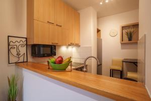 Kuchyň nebo kuchyňský kout v ubytování Yellow Lux apartment