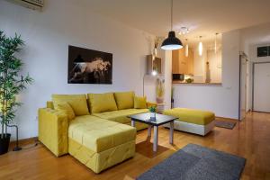 Posezení v ubytování Yellow Lux apartment