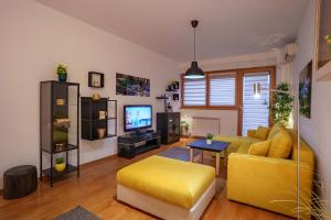 TV a/nebo společenská místnost v ubytování Yellow Lux apartment