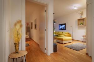 TV a/nebo společenská místnost v ubytování Yellow Lux apartment