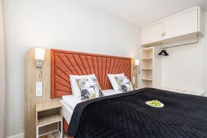Un pat sau paturi într-o cameră la Rent like home- Elegant Apartments with Balcony