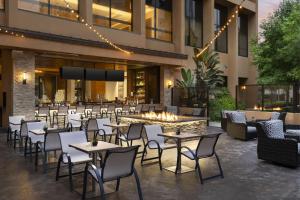 un restaurante con mesas y sillas frente a un edificio en San Diego Marriott La Jolla, en San Diego