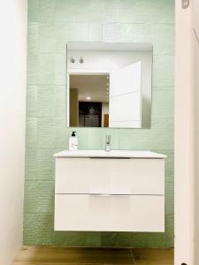 y baño con lavabo blanco y espejo. en RIBERA HOME 2 en Córdoba