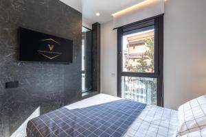 sypialnia z łóżkiem i oknem w obiekcie Vittoria's Luxury Apartment Cagliari w Cagliari