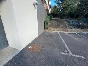 een lege parkeerplaats naast een gebouw bij Appartement Montpellier Nord 6 personnes in Montpellier