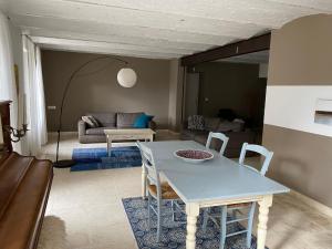 uma sala de estar com uma mesa e cadeiras e um sofá em Maison Cavaillon, 5 pièces, 8 personnes - FR-1-708-49 em Cavaillon