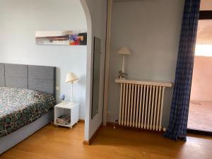 um quarto com uma cama e um radiador e um corredor em Maison Cavaillon, 5 pièces, 8 personnes - FR-1-708-49 em Cavaillon