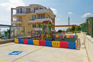 un parque infantil con un tren de juguete frente a un edificio en Sunny Beach Sunset Kosharitsa studios, en Kosharitsa