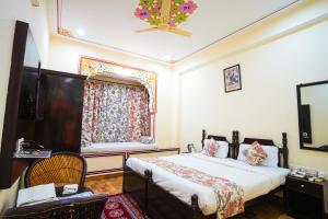 a bedroom with a bed and a window at Rajputana Heritage in Sawāi Mādhopur