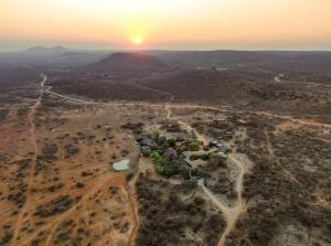 una vista aérea de un pueblo en el desierto al atardecer en Last Word Madikwe, en Reserva de Madikwe