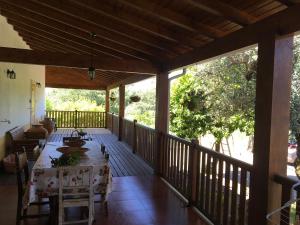 een afgeschermde veranda met een tafel en stoelen bij Akivillas Santarém Dainty in Ferreira do Zêzere