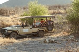 een groep mensen rijdt in een jeep bij Last Word Madikwe in Madikwe Wildreservaat