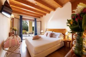 泰塞拉Hotel Venice Resort Airport的一间带床和阳台的卧室