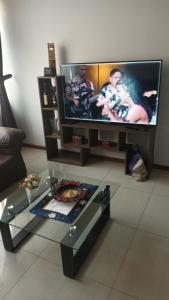 een woonkamer met een tv en een salontafel bij Angélica in Miraflores