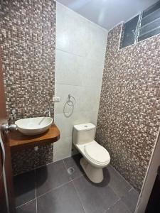 een badkamer met een toilet en een wastafel bij Angélica in Miraflores