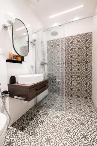 La salle de bains est pourvue d'une douche et d'un lavabo. dans l'établissement Zámecký Hotel ANTON FLORIAN, à Valtice