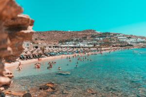 un grupo de personas en el agua en una playa en Paradise Beach Camping - Adults Only, en Paradise Beach