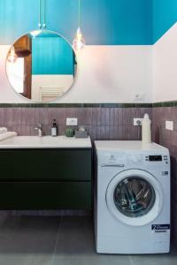 uma casa de banho com uma máquina de lavar roupa e um lavatório em CASA FIUMICELLO - VERONETTA em Verona