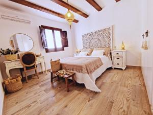 um quarto com uma cama, uma mesa e um espelho em tuGuest Nazarí Calderería Apartments em Granada