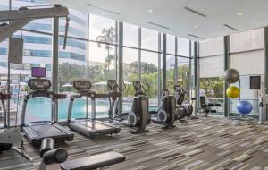 Fraser Suites Singapore في سنغافورة: صالة رياضية مع معدات للقلب ومسبح