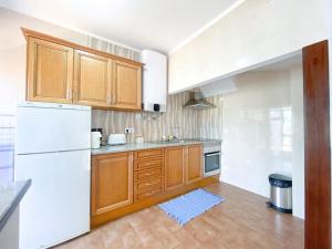 Η κουζίνα ή μικρή κουζίνα στο Family-Friendly Semi-Detached House in Aljezur #1865 +23 φωτογραφίες