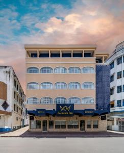 een gebouw met Arische herberg aan de voorkant bij Premium Inn Mombasa City in Mombasa