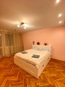 sypialnia z białym łóżkiem w pokoju w obiekcie Cheap entire apartment in a super location w Krakowie